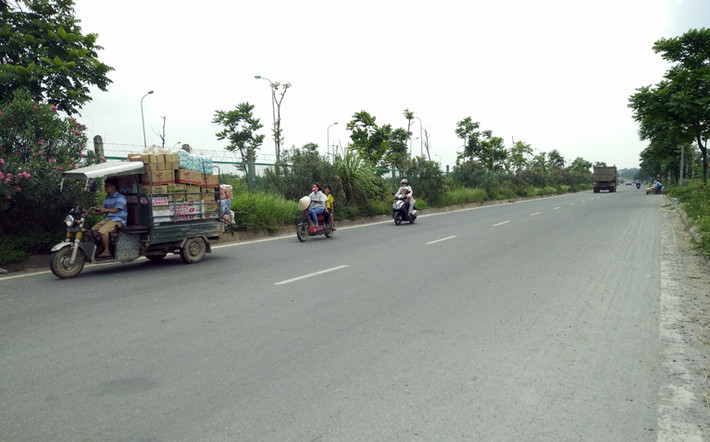 Trên đại lộ Thăng Long (thuộc địa phận huyện Hoài Đức, Hà Nội) thường xuyên xuất hiện cảnh tượng phụ huynh chở theo con nhỏ bất chấp mạng sống, luồn lách đi ngược chiều các xe ô tô trọng tải lớn.
