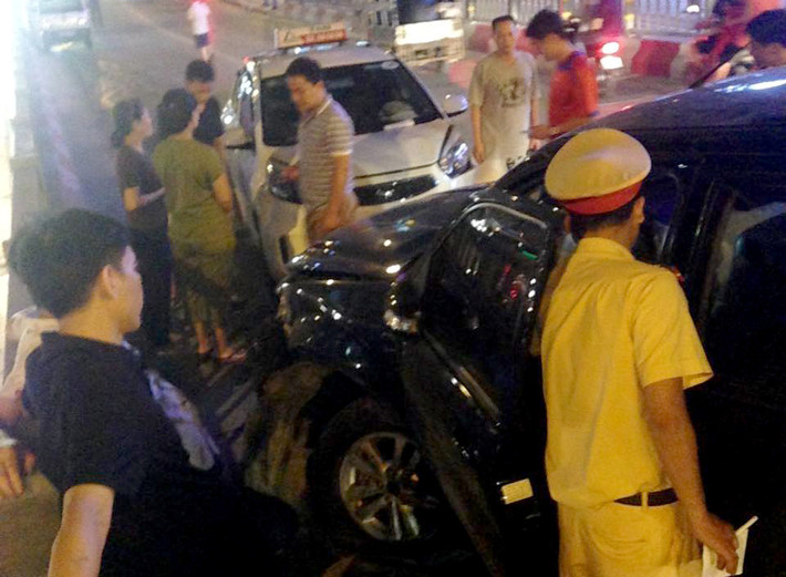 Không dừng ở đó, xe Ford Escape còn đâm liên tiếp vào một taxi và một xe máy khác đang đi trên cầu vượt. Ảnh: Nguyễn Tiến Hưng.