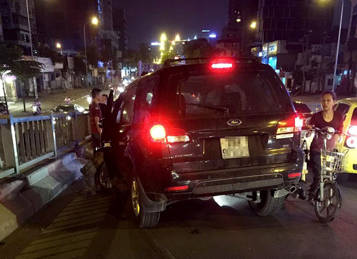 Khoảng 21h40 ngày 21/5, ôtô 7 chỗ Ford Escape mang biển số Hà Nội lưu thông trên đường Láng Hạ (quận Đống Đa). Đến giữa cầu vượt Láng Hạ, xe đâm mạnh vào chiếc Toyota Fortuner màu trắng. Ảnh: Trường Hiếu.
