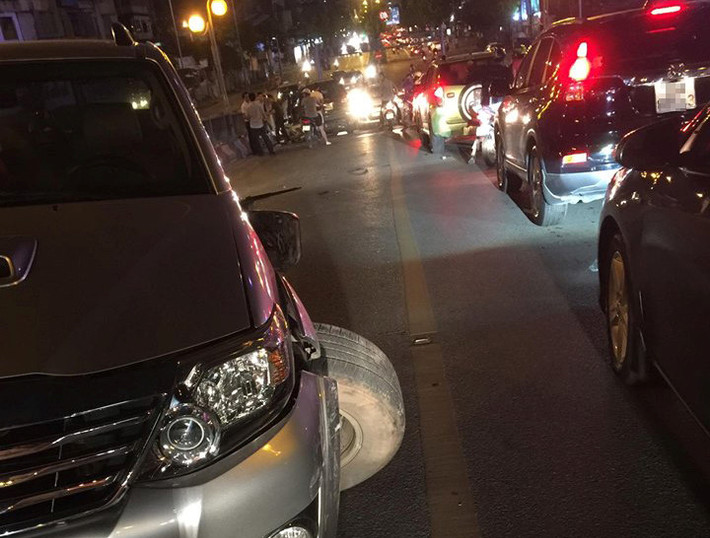 Theo hình ảnh ghi lại tại hiện trường, chiếc Fortuner bị hư hại phần đầu, dừng cách chiếc Ford Escape khoảng 10 m. Trao đổi với Zing.vn, một cảnh sát làm nhiệm vụ tại hiện trường cho biết, ít nhất một phụ nữ đi xe máy bị thương. Cảnh sát chưa ghi nhận trường hợp nào tử vong. Sự cố khiến tuyến đường bị ùn ứ. CSGT phải tạm cấm một chiều đường lên cầu vượt Láng Hạ để khám nghiệm hiện trường. Ảnh: Trường Hiếu.