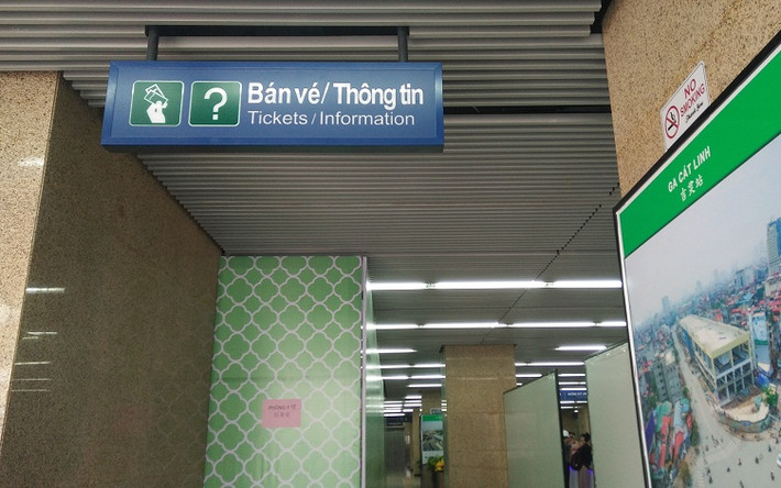 Khu vực quầy bán vé cho khách đi tàu, cùng với phòng y tế trong nhà ga.