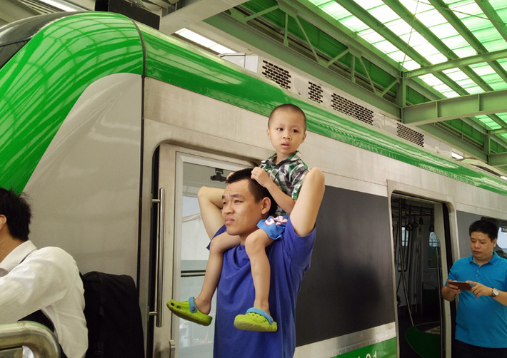 Nhiều em nhỏ thích thú được phụ huynh đưa đi ngắm tàu Cát Linh - Hà Đông.