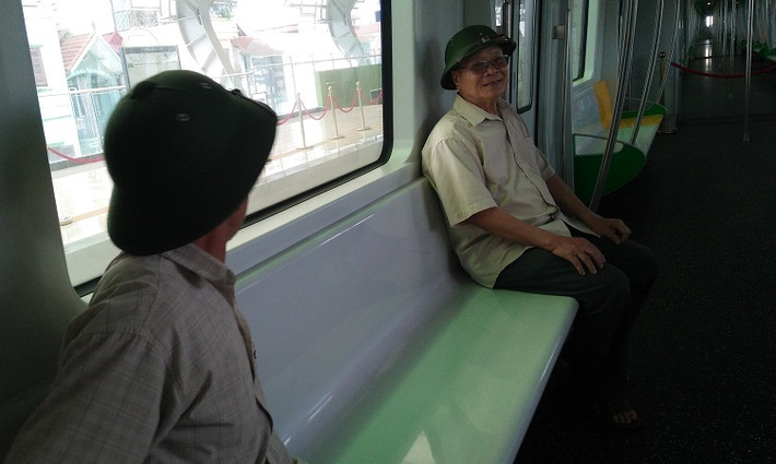 Người dân ngồi thử lên ghế bên trong khoang tàu với tâm trạng vui mừng.