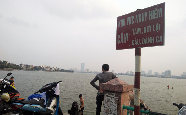 Mặc dù, xung quanh khu vực hồ Tây, ban quản lý hồ đã cắm các biển cảnh báo nguy hiểm và cấm tắm nhưng dường như vô tác dụng.