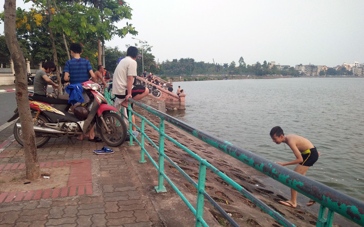 Một số gia đình đến hồ Tây tắm thay vì tới các bể bơi công cộng ở Hà Nội.