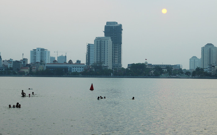 Do thời tiết nắng nóng, oi bức nên những ngày này, có rất nhiều người dân Hà Nội kéo đến hồ Tây (đoạn trên đường Quảng Bá, Hà Nội) tắm giải nhiệt.