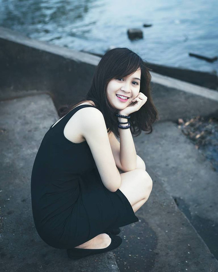 Chủ nhân của bức ảnh ghép thú vị trên là cô gái trẻ tên Huyền Phương, hiện đang sinh sống và làm việc ở Hà Nội. Theo dõi bộ phim Sống chung với mẹ chồng và phát hiện mình có một bức ảnh chụp với biểu cảm cau có rất giống bà mẹ chồng khó tính trong phim nên Huyền Phương đã cắt ghép và đăng lên trang cá nhân như một trò đùa vui với bạn bè.