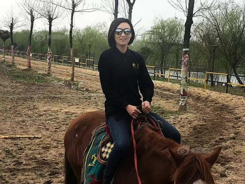 Có người còn công khai bình luận cảnh báo mọi người cẩn thận bị lừa bởi làm quen qua mạng có rất nhiều nguy cơ tiềm ẩn, phải chú ý. Vụ việc này cũng thu hút nhiều ý kiến khác nhau, chửi mắng có, chê cười có, quấy rối có, thậm chí có người cho rằng người phụ nữ này chỉ đang câu view. Tuy nhiên cũng có người ngưỡng mộ dũng khí của nữ đại gia, dám đạp lên dư luận để đăng hợp đồng hẹn hò, tìm kiếm hạnh phúc mới.