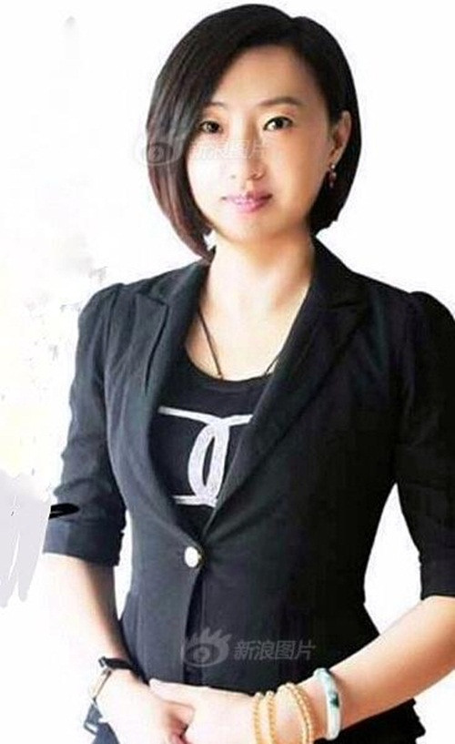 Trong bản hợp đồng mai mối để tìm kiếm ý trung nhân, người phụ nữ 42 tuổi này đã yêu cầu người hẹn hò với cô phải đặt cọc trước để cả hai không đùa cợt, làm mất thời gian của nhau, cũng là để đảm bảo điều kiện mà bên có nhu cầu đưa ra. Cụ thể, trước khi hẹn hò, tìm hiểu, người hẹn hò với cô buộc phải trả trước 10% giá được báo, nếu trong quá trình tìm hiểu, hai bên không thỏa mãn được nhau, không thành công thì tiền đặt cọc dưới 1 vạn tệ (khoảng 35 triệu đồng) sẽ không được trả lại.