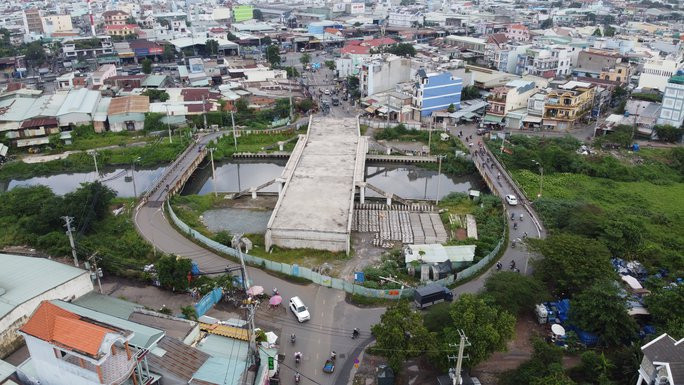 Sở GTVT đề xuất chi khoảng 492 tỷ đồng vốn ngân sách thành phố để khởi động lại dự án cầu Tân Kỳ - Tân Quý, bao gồm chi phí thanh toán cho nhà đầu tư đã thực hiện và chi phí đầu tư hoàn thiện các hạng mục còn lại. (Ảnh: Người lao động).