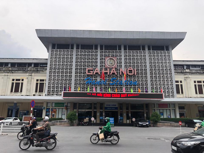 Để triển khai xây dựng tuyến đường sắt đô thị (metro) Yên Viên - Ngọc Hồi, trong thời gian tới, ga Hà Nội và ga Giáp Bát sẽ được di dời về ga Thường Tín, nằm trên mặt đường QL1A (phía sau lưng là sân vận động và nhà thi đấu huyện Thường Tín) để khai thác. (Ảnh: Kinh & Đô thị).