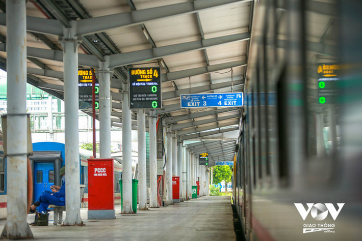 Ga Hà Nội là nơi thu hút đáng kể các chuyến đi và đến của người dân bằng đường sắt. (Ảnh: VOV).