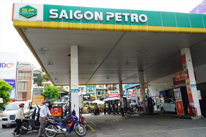 Theo báo Tiền Phong, trước đó ngày 5/9, Saigon Petro có văn bản khẩn do Tổng giám đốc Phạm Văn Thoại gửi đến Thủ tướng và Bộ trưởng Bộ Công Thương để kiến nghị dừng quyết định tước giấy phép nhằm tránh ảnh hưởng tới hoạt động kinh doanh của doanh nghiệp, nguồn cung cho thị trường xăng dầu trong nước. (Ảnh: Lao Động).