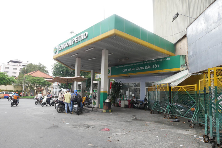 Sáng 7/9, tại cửa hàng xăng dầu lớn thuộc Saigon Petro tại giao lộ An Dương Vương - Nguyễn Văn Cừ (quận 5) cũng liên tục có khách ra vào bơm xăng. (Ảnh: Báo Tiền Phong).