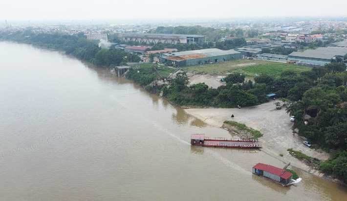 Dọc ven bờ sông Hồng, đoạn gần khu vực bến phà Vạn Phúc và miếu Cô Bơ (xã Ninh Sở, huyện Thường Tín, TP.Hà Nội) không khó để phát hiện ra các nhà xưởng, bãi tập kết cát “mọc” nhan nhản.