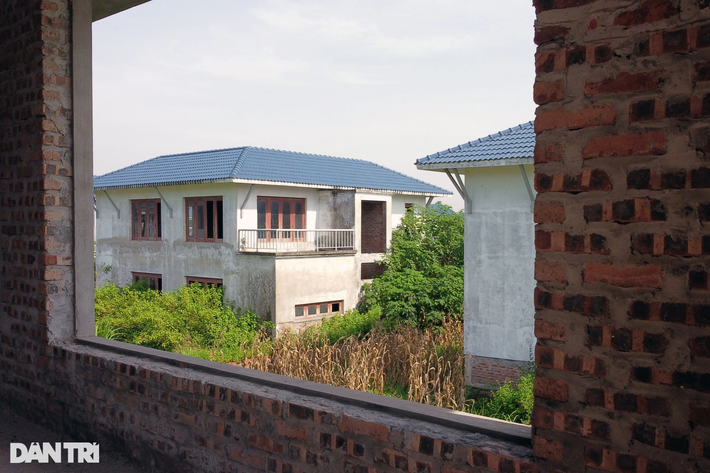 Các căn biệt thự tại đây đã xây thô, trát ngoài, hoàn thiện phần mái nhưng lại không có người ở.
