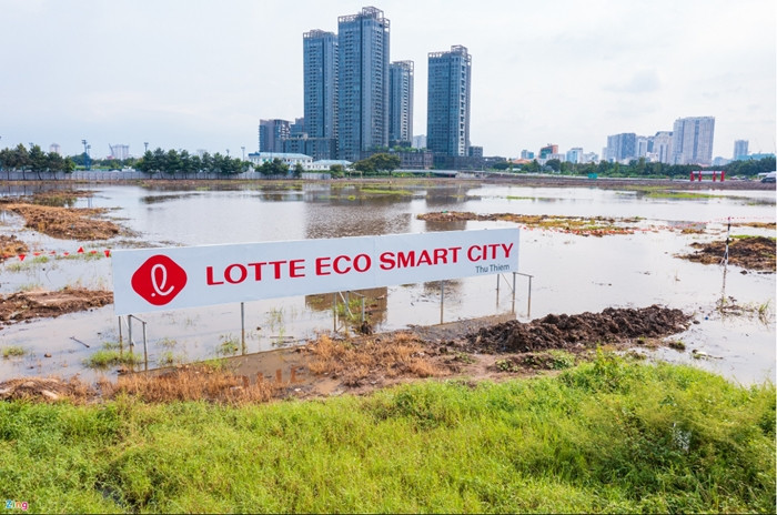 Công tác san lấp mặt bằng đang được triển khai ở một số khu vực gần lối vào dự án. Tuy nhiên, hầu hết khu đất vẫn còn là một bãi sình lầy, đọng nước. Để phục vụ quá trình thi công, chủ đầu tư đã dựng một số khu ở tạm cho công nhân ngay tại công trường dự án. (Ảnh: Zing).