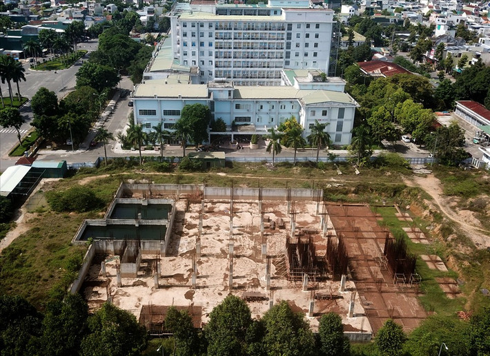 Chủ đầu tư dự án này là Công ty TNHH Bệnh viện Đa khoa Quốc tế tỉnh Quảng Ngãi, với số vốn đầu tư lên đến 1.100 tỷ đồng. Đây là Công ty được lập ra để làm dự án giữa liên danh Công ty CP Medika Investment Việt Nam (góp 65% vốn điều lệ) và BVĐK tỉnh Quảng Ngãi (góp 35% vốn điều lệ theo hình thức xã hội hóa). (Ảnh: Lao Động).