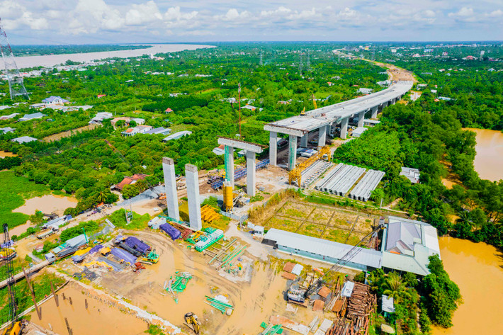Phần cầu chính dài hơn 1,9km, được đầu tư hoàn chỉnh 6 làn xe, vận tốc thiết kế 80km/h. (Ảnh: Doanh nghiệp & Tiếp thị).