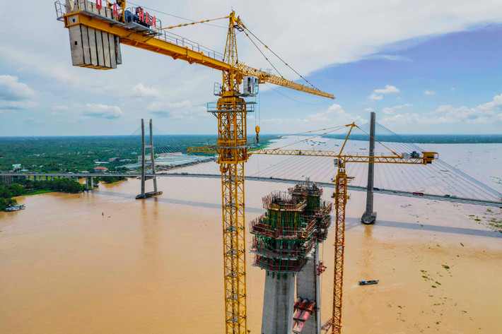 Trao đổi với báo chí, ông Trình Trường Hải - Giám đốc điều hành dự án cho biết, tổng giá trị xây lắp của dự án đến thời điểm hiện tại đạt 57,72%, vượt kế hoạch 3,48%. (Ảnh: Doanh nghiệp & Tiếp thị).