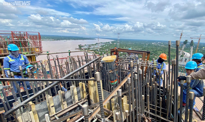 Công nhân đang khẩn trương thi công các hạng mục. Đối với đường dẫn cầu Mỹ Thuận 2 phía tỉnh Tiền Giang (tổng chiều dài 4,3km) thi công đạt hơn 91%; cầu dẫn phía Tiền Giang (14 nhịp Super T) đạt hơn 81%, dự kiến hoàn thành tháng 12 năm nay. (Ảnh: VTC News).