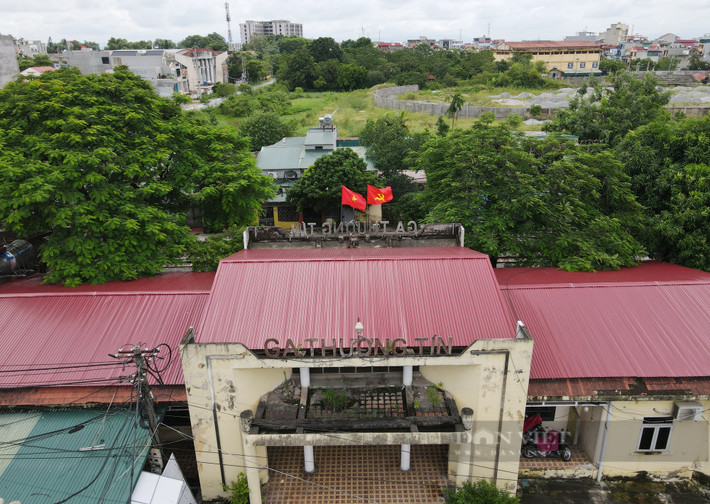 Ga Thường Tín được xây dựng và đưa vào sử dụng đã lâu nên nhiều hạng mục đang xuống cấp, cũ kĩ qua thời gian. (Ảnh: Dân Việt).