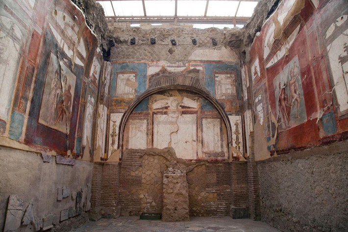 Herculaneum, Naples, Italy: Mùa hè năm 1979, núi lửa Vesuvius phun trào đã chôn vùi khu nghỉ mát ven biển Herculaneum trong tro và đá. Sau các cuộc khai quật khảo cổ, người ta tìm thấy các biệt thự tư nhân, cửa hàng, nhà tắm cùng nhiều tàn tích khác của thị trấn. Ảnh: Scott S. Warren/National Geographic.