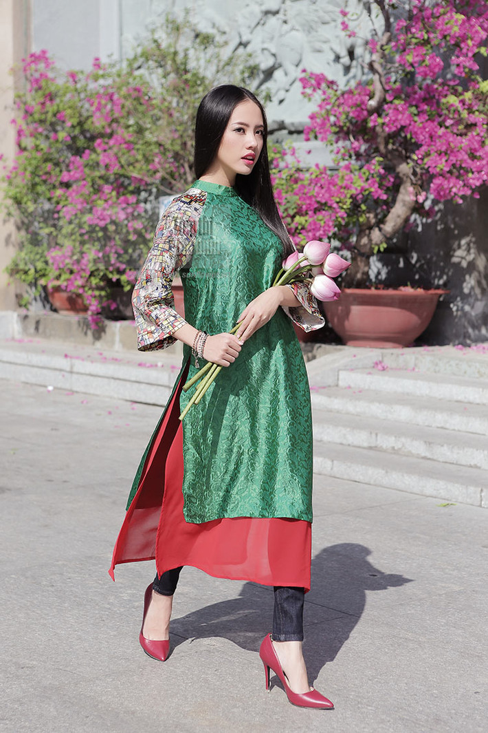 Táo bạo hơn, nhiều bạn trẻ quái tính lại lựa chọn áo dài tà kép dài ngang ống chân mặc kết hợp với quần jean hoặc kaki tối màu, giày cao gót. Cách kết hợp này đặc biệt phù hợp với những cô nàng có dáng cao, hơi gầy. Nó giúp các bạn trở nên đẹp, phong cách và "sang chảnh" hơn rất nhiều.