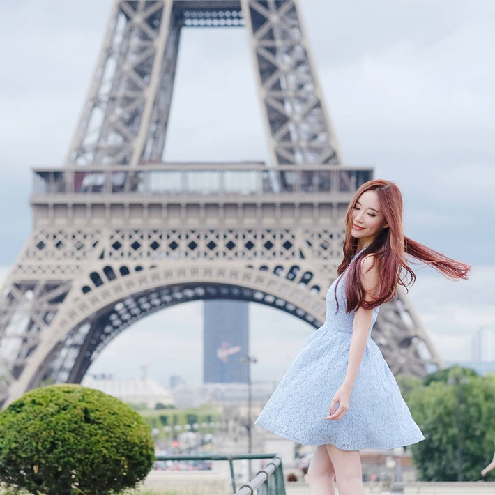 Bên cạnh chia sẻ kiến thức, kinh nghiệm về thời trang, làm đẹp, cô còn viết blog về du lịch để chia sẻ niềm đam mê của mình. Trên trang cá nhân, Elle thường xuyên đăng tải hình ảnh đi khắp nơi.
