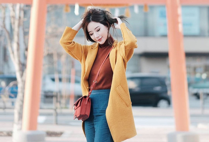 Sở hữu gương mặt xinh đẹp cùng phong cách trang điểm, thời trang đa dạng, 9X nhận được nhiều lời mời làm người mẫu ảnh. Bên cạnh đó, cô cũng là gương mặt ảnh bìa quen thuộc cho các tạp chí dành cho giới trẻ tại xứ sở vạn đảo.