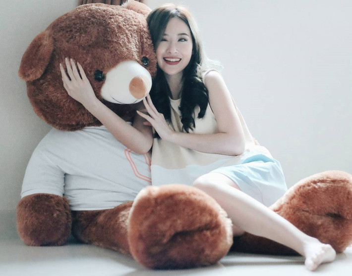 Trong vai trò là beauty blogger, hot girl Indonesia xây dựng hình tượng cô nàng nữ tính nhưng không nhàm chán. Điểm ấn tượng nhất của Elle là việc thay đổi màu tóc liên tục, cô không ngần ngại thử những màu nổi bật như xanh lá, hồng, bạch kim...