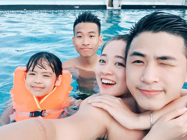 Liều hơn một chút như cô nàng Trương Hoàng Mai Anh, xuống bơi rồi vẫn selfie bình thường.