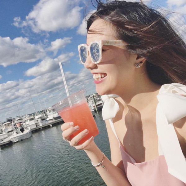 Hotgirl Mie Nguyễn cực duyên khi khoe nụ cười tươi rói kèm luôn góc nghiêng thần thánh.