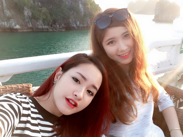 Đi biển là tự sướng cũng phải thấy biển, cô nàng Nguyễn Lê Vi đã 'hy sinh' né đầu để có bức ảnh biển cùng An Japan.