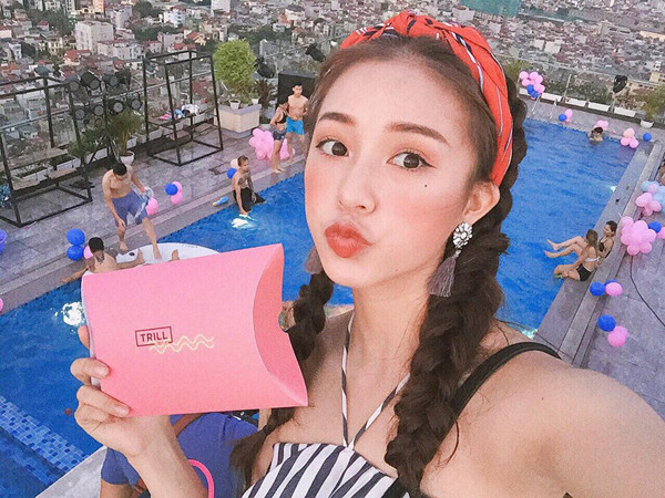 Ngay cả khi đến bể bơi cũng phải chụp bức ảnh đẹp như hotgirl Sa Lim nhé!