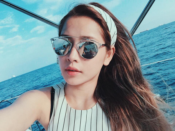 Cùng ý tưởng, Chi Pu cũng đeo kính selfie cực 'cool' giữa biển.