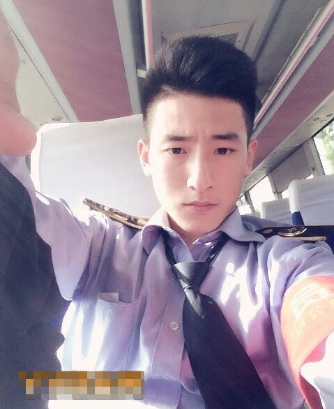 Nhiều dân mạng vì quá yêu quý chàng hot boy bán vé xe mà nhận xét rằng anh trông rất giống diễn viên người Mỹ gốc Trung Quốc tên Ngô Ngạn. Số khác lại cho rằng Zhao Haonan trông khá giống nhiều mỹ nam thể hình của Hàn Quốc hay Nhật Bản.