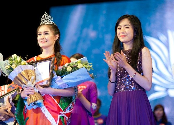 Trần Bảo Ánh (trái), sinh ngày 07/06/1993, là thí sinh được yêu thích nhất trong Top 13 nữ sinh FPT có mặt trong vòng chung kết Miss FU 2015. Việc trở thành hoa khôi khiến bản thân Bảo Ánh không giấu nổi niềm hạnh phúc, một chút tự hào và sự biết ơn với những người đã ủng hộ mình.