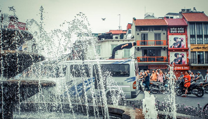 Màn biểu diễn tạo sức hút với rất nhiều người đi đường, tạo nên một đám đông náo nhiệt quanh khu vực quảng trường Đông Kinh Nghĩa Thục. Chàng ảo thuật gia trẻ tuổi nhanh chóng trở thành nhân vật được dân mạng Việt quan tâm, không chỉ bởi khả năng mà còn bởi ngoại hình, phong thái cực "ngầu".