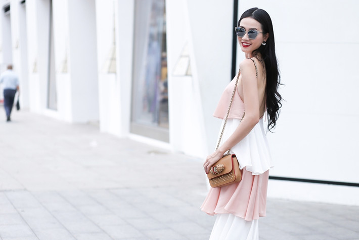 Chiếc đầm hồng với điểm nhấn nhiều tầng cùng hoa tai nhỏ xinh hợp mốt và màu son đỏ đã mang đến cho người đẹp họ Phan sự rạng rỡ, gợi cảm.