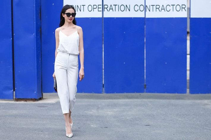Mơ Phan sử dụng trang phục All white (tông trắng) vô cùng tinh tế. Cô đã kết hợp túi xách Chanel, giày đính đinh Christian Louboutin và kính mắt mèo Dior giúp người đẹp nổi bật khi đi dạo phố.