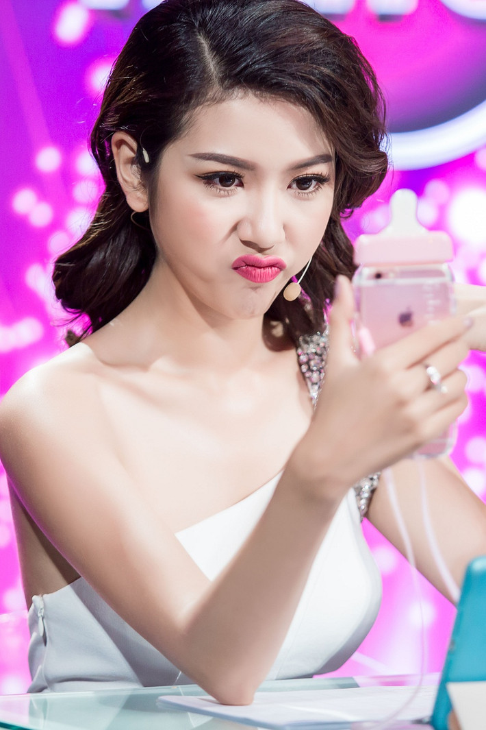 Ở Người hát Tình ca khán giả sẽ thấy hình ảnh một Thúy Vân hoàn toàn khác. Một Thúy Vân hồn nhiên, vui vẻ, thậm chí có phần trẻ con khi tạo dáng nhí nhảnh chụp ảnh selfie.