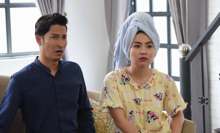 “Chuyện gì đang xảy ra?” xoay quanh những tình huống dở khóc dở cười trong ngôi nhà họ Lý “không một ngày bình yên”. Sitcom này quy tụ dàn diễn viên nổi tiếng và xinh đẹp như: Lê Khánh, Huy Khánh, Thủy Tiên, Thanh Thủy, Hữu Châu, Tuấn Khải....