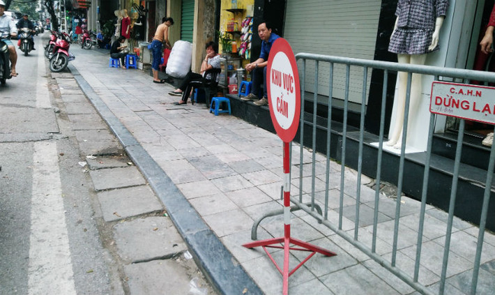 Cơ quan chức năng phong tỏa trước lối ra vào nhà 23 Hàng Cân. Trong khi đó những người sinh sống trong gia đình 23 Hàng Cân (bà Đặng Thị Thúy Quỳnh, ông Tạ Văn Hiếu, bà Tạ Ngọc Hương) vẫn vô cùng bức xúc nhưng vẫn chấp hành theo quy định. Họ cho biết, trước đó, chính ông Nguyễn Sơn Hải - Phó Chủ tịch UBND phường Hàng Đào đã cử người đến "lừa" bà Hương vận chuyển cục nóng điều hòa từ tường lên dàn mái lợp khung sắt mà nhà 28 Hàng Ngang.