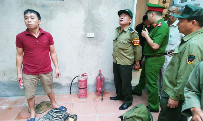 Điều đáng nói, tại hiện trường vụ cưỡng chế ngày hôm nay chính ông Nguyễn Sơn Hải - Phó Chủ tịch UBND phường Hàng Đào thừa nhận:"Gia đình nhà chị không có thợ thì tôi gọi hộ đến giúp".