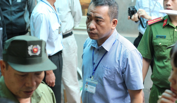 Ông Nguyễn Sơn Hải - Phó Chủ tịch UBND phường Hàng Đào thừa nhận: Trước đó đã cho người đến nhà 23 Hàng Cân di chuyển cục điều hòa đang lắp ở tường nhà 23 Hàng Cân lên mái che mà nhà 28 Hàng Ngang đã dựng, đến nay, lại chính ông Hải có mặt để xử lý đưa cục điều hòa xuống khiến những người có mặt đều cười ồ lên.