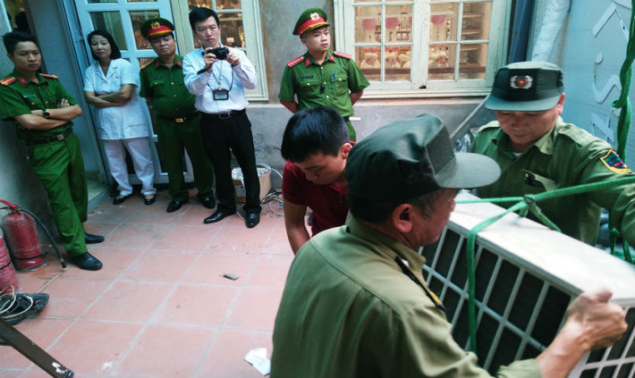 Đông đủ lực lượng từ quận Hoàn Kiếm đến phường Hàng Đào đến cưỡng chế một chiếc cục điều hòa của nhà 23 Hàng Cân.