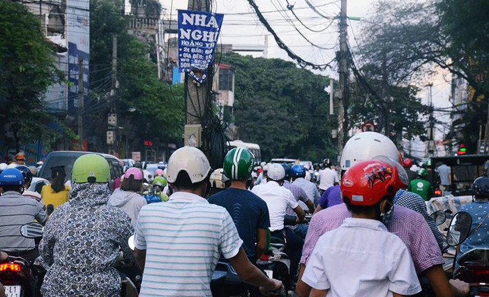 Dòng phương tiện lao cả lên vỉa hè để tìm lối thoát.