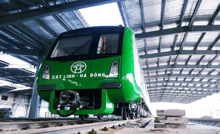 Theo Ban Quản lý dự án Đường sắt (Bộ GTVT), cuối tháng 7/2017 dự án đường sắt Cát Linh - Hà Đông sẽ hoàn thành công tác lắp đặt thiết bị. Bắt đầu từ tháng 10/2017, sẽ chạy thử liên động toàn hệ thống, và đến quý II/2018, dự án đưa vào khai thác thương mại. Tuy nhiên, nhiều hạng mục dự án bị chậm tiến độ, thiếu vốn nên vỡ kế hoạch chạy thử.