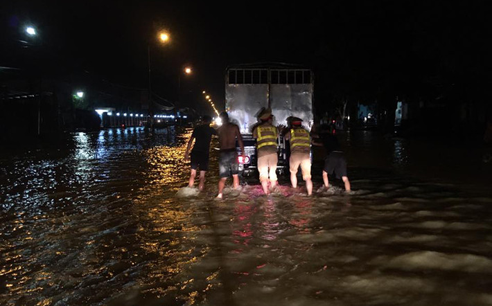 Do nước ngập sâu, một số xe ô tô bị chết máy không thể đi được, các cảnh sát giao thông đã xắn quần cùng người dân tập trung đẩy xe nhanh chóng vươt qua đoạn nước ngập lụt.